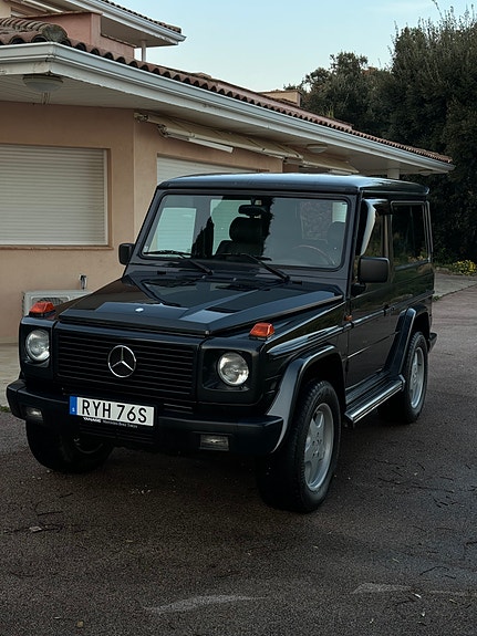 Mercedes-Benz G320 9 of 14