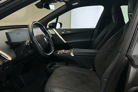 BMW iX 10 of 30