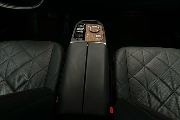 BMW iX 9 of 30