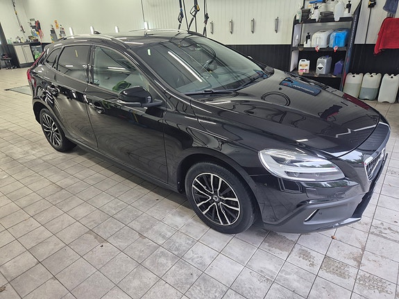 Volvo V40 Cross Country 2 of 5