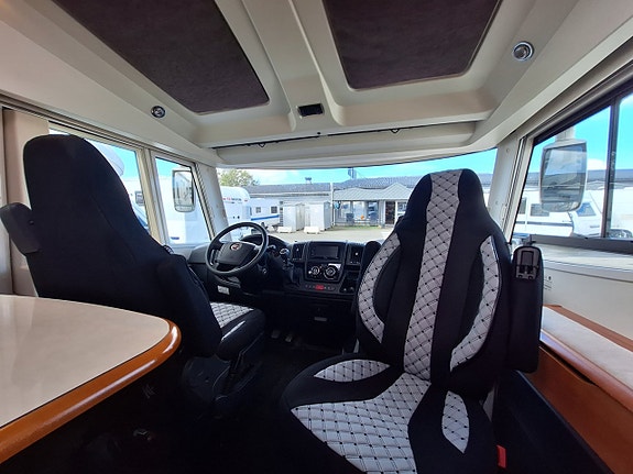 Rapido I 990 DF Queenbädd, Solcell 4 of 24