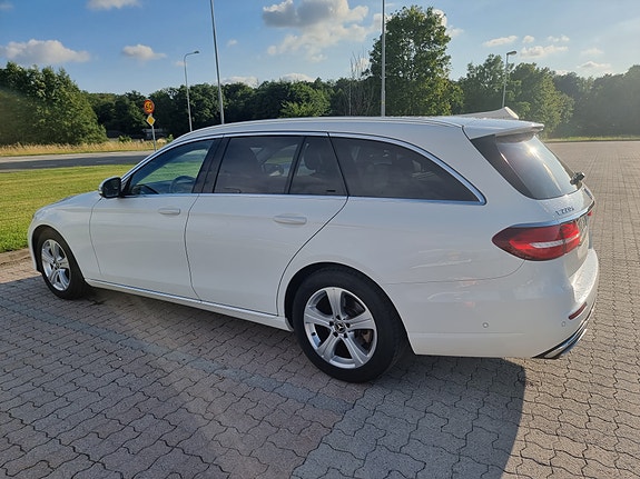 Mercedes-Benz E220 2 of 7