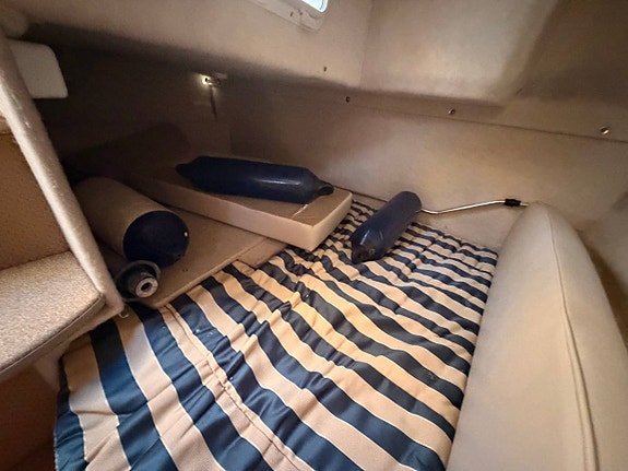 Bayliner 245 Ciera – 2004 | Volvo Penta KAD 32 7 of 12