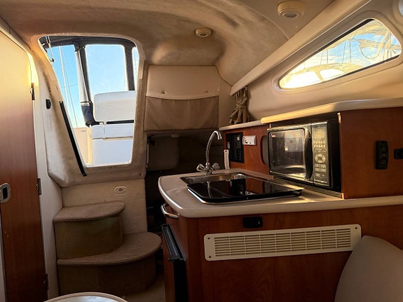 Bayliner 245 Ciera – 2004 | Volvo Penta KAD 32 9 of 12