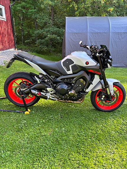 Yamaha MT-09 2 of 6