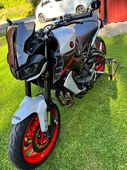 Yamaha MT-09 4 of 6