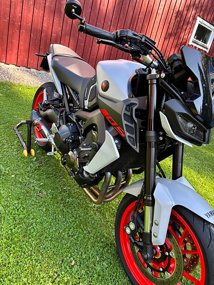 Yamaha MT-09 3 of 6