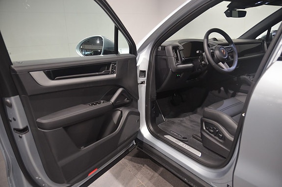 Porsche Cayenne 9 of 21