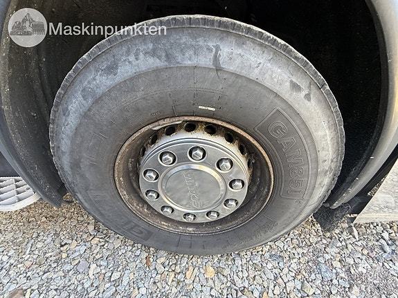 SCANIA P400LB6X2*4HNA Kranväxlare med flak och skopa 9 of 27