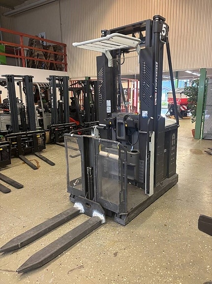 UniCarriers EPM100 High Level order picker