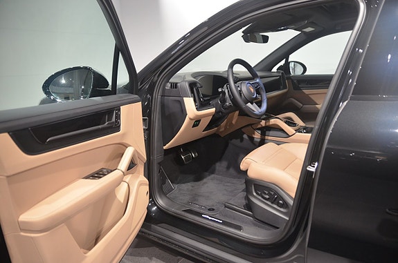 Porsche Cayenne 9 of 22