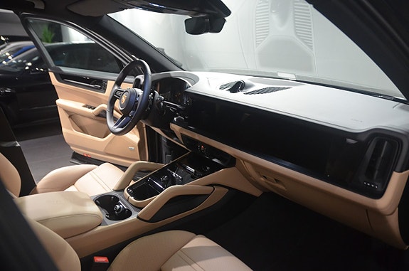 Porsche Cayenne 12 of 22