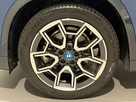 BMW iX1 5 of 19