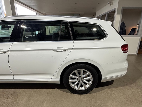 Volkswagen Passat 7 of 24