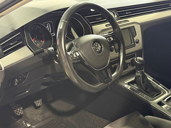 Volkswagen Passat 19 of 24