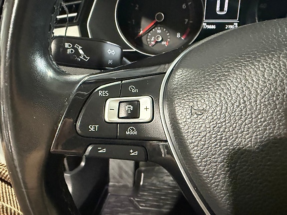 Volkswagen Passat 21 of 24