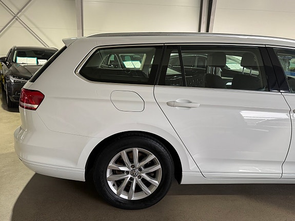 Volkswagen Passat 13 of 24