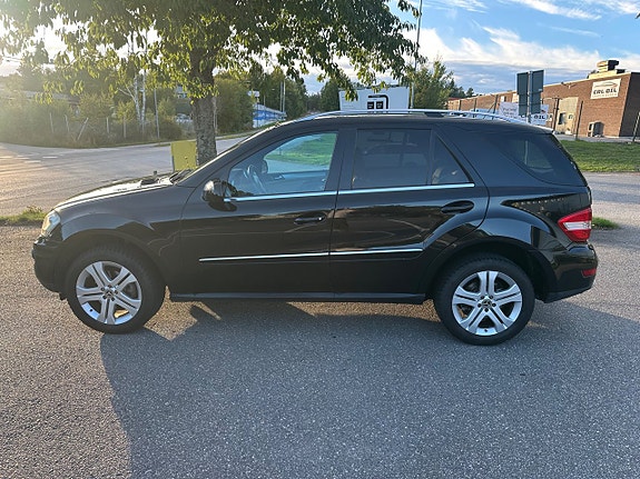 Mercedes-Benz ML320 10 of 16