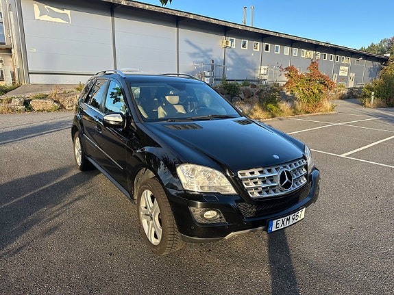 Mercedes-Benz ML320 3 of 16