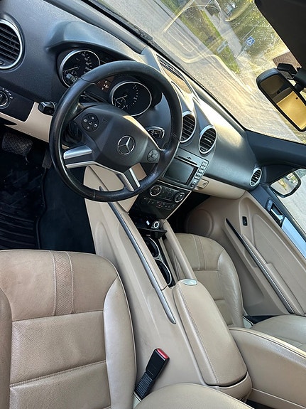 Mercedes-Benz ML320 12 of 16