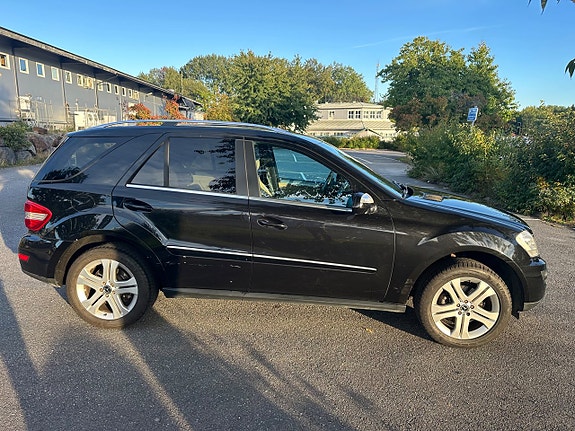 Mercedes-Benz ML320 4 of 16
