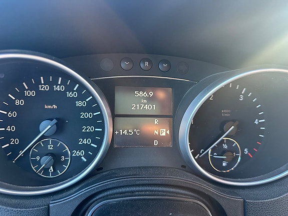 Mercedes-Benz ML320 13 of 16