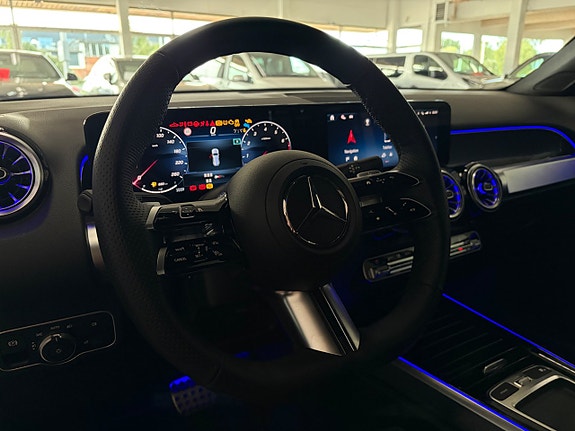 Mercedes-Benz GLB200 5 of 16