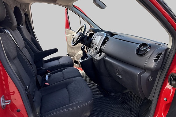 Nissan NV300 9 of 17