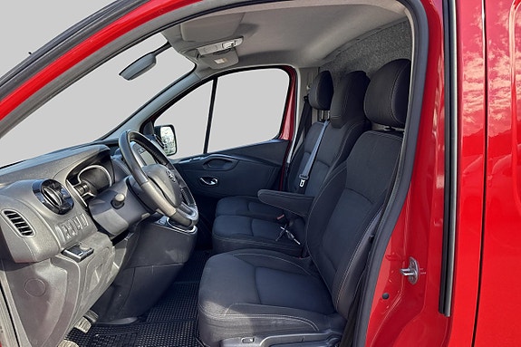 Nissan NV300 8 of 17