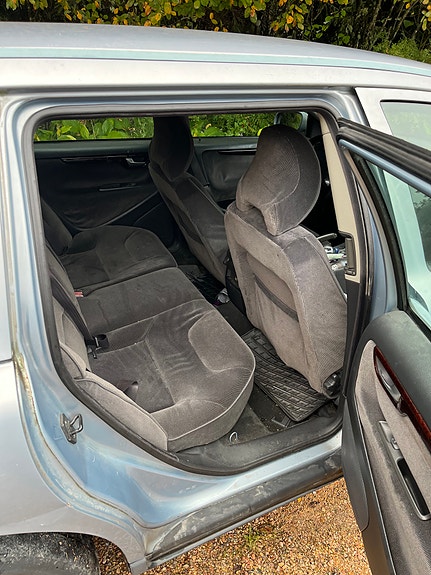 Volvo V70 3 of 5