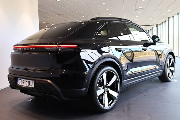 Porsche Macan 4 5 of 18