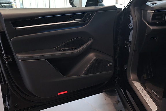 Porsche Macan 4 9 of 18