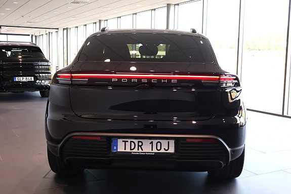 Porsche Macan 4 6 of 18