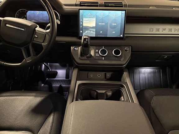Land Rover Defender 110 11 of 23