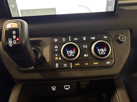 Land Rover Defender 110 16 of 23