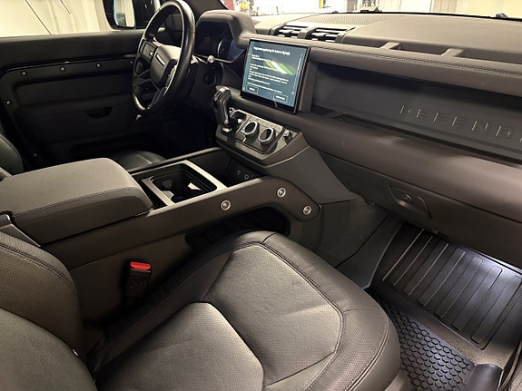 Land Rover Defender 110 9 of 23