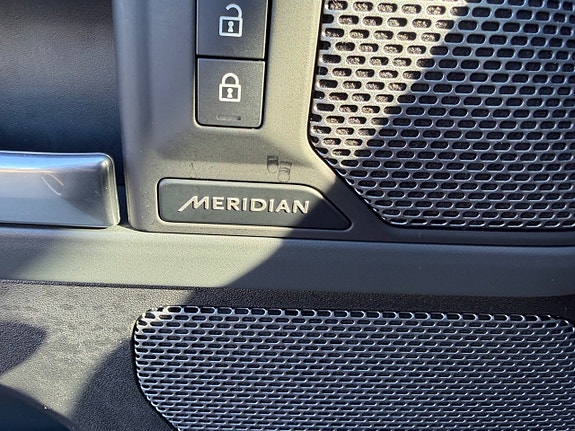 Land Rover Defender 110 17 of 23