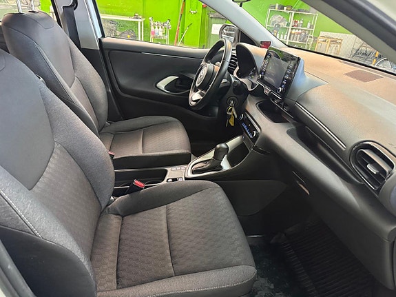 Toyota Yaris 5 of 13