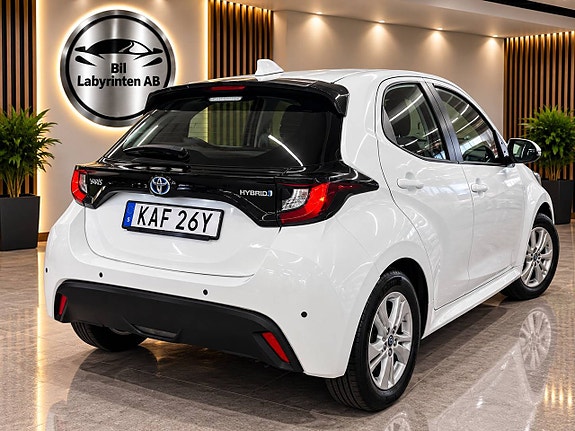 Toyota Yaris 2 of 13