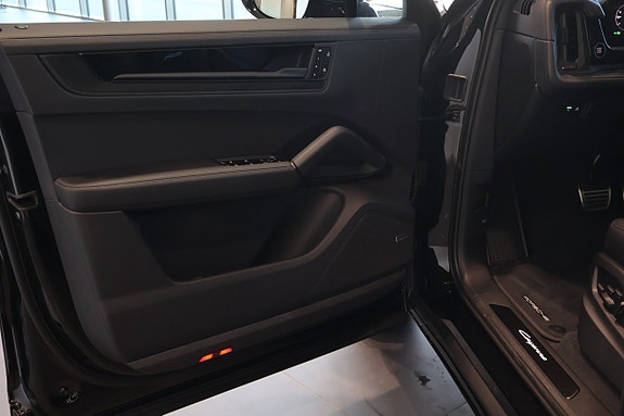 Porsche Cayenne 9 of 17