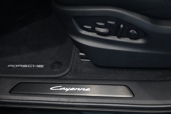Porsche Cayenne 10 of 17