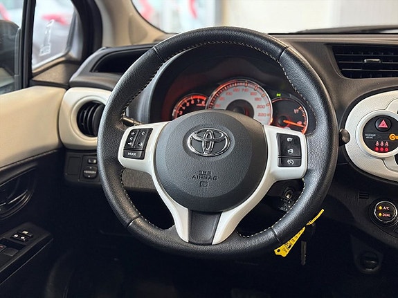 Toyota Yaris 11 of 22
