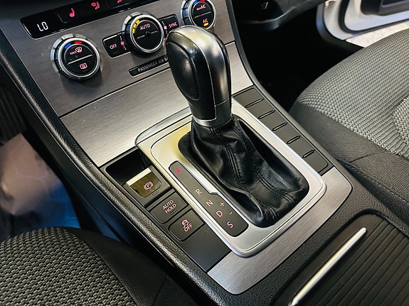 Volkswagen Passat 13 of 22