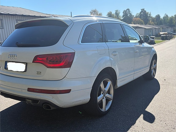 Audi Q7 2 of 3