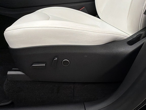 Tesla Model Y 14 of 30