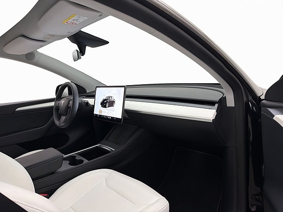 Tesla Model Y 28 of 30
