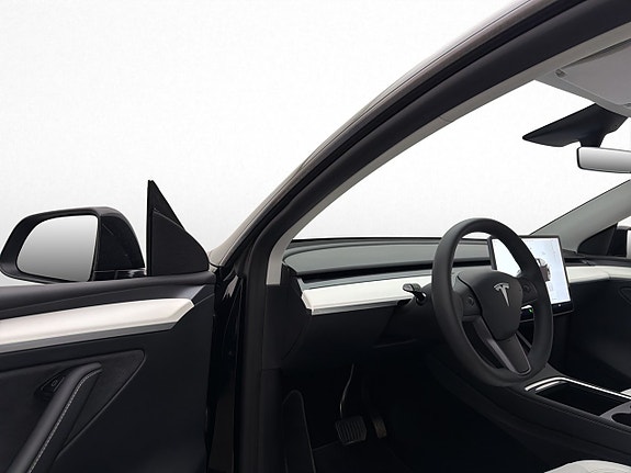 Tesla Model Y 11 of 30