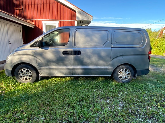 Hyundai H-1 4 of 5