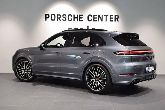 Porsche Cayenne 13 of 25