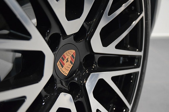 Porsche Cayenne 3 of 25